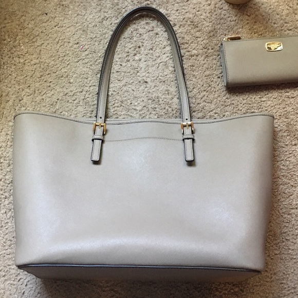 🚫Sold🚫Michael kors tote and matching wallet! - Picture 3 of 8