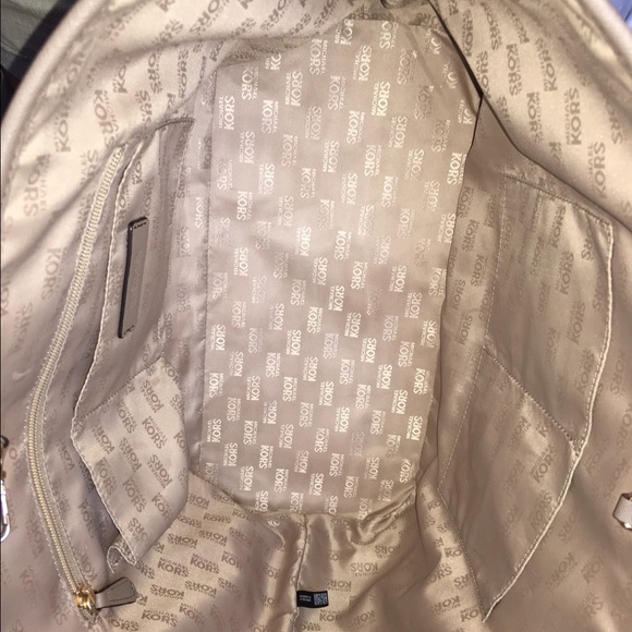 🚫Sold🚫Michael kors tote and matching wallet! - Picture 5 of 8