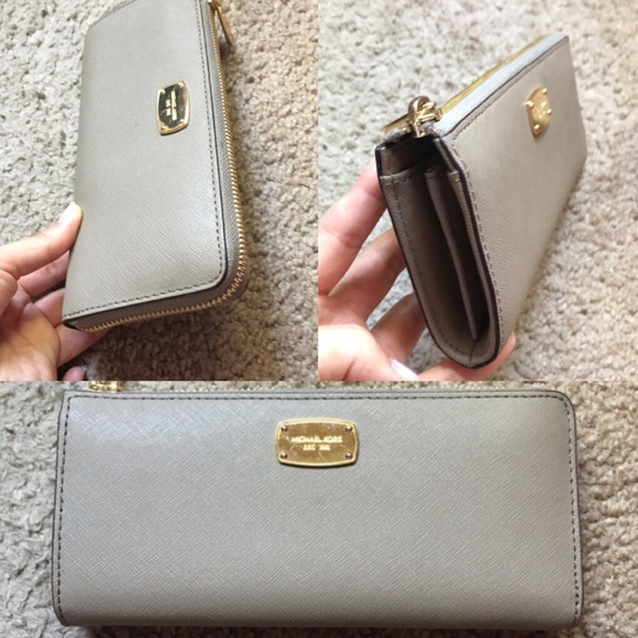 🚫Sold🚫Michael kors tote and matching wallet! - Picture 6 of 8