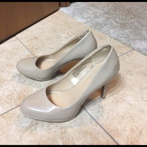 Patent nude pumps