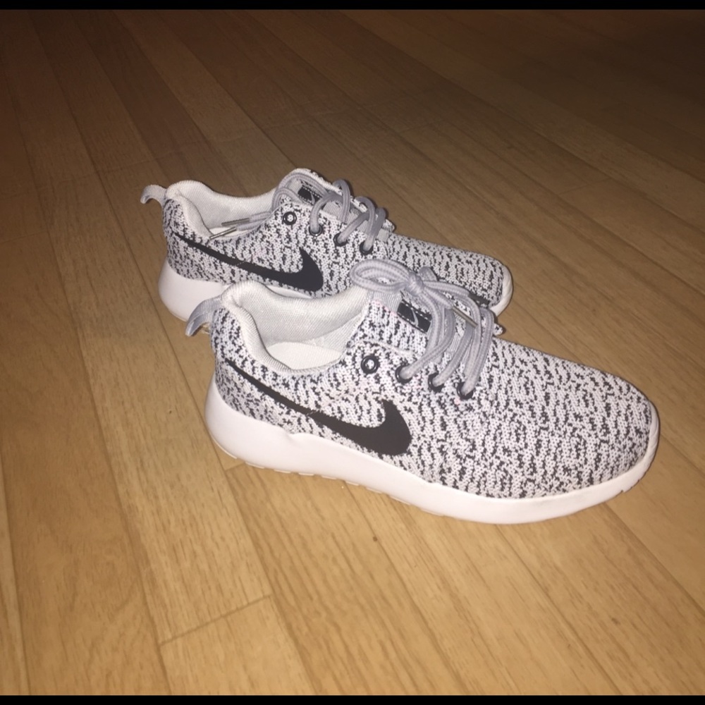 White and black roshe running or for casual