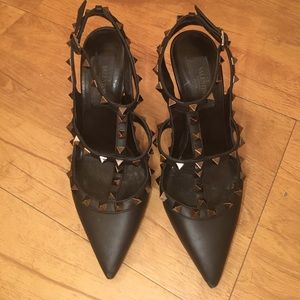 Black Valentino pumps