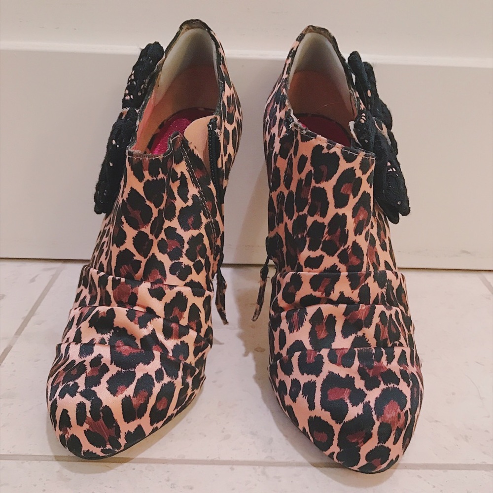 Betsey Johnson Leopard booties - Picture 3 of 5