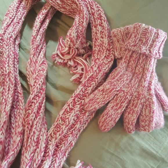 Matching scarf and gloves - Picture 1 of 1
