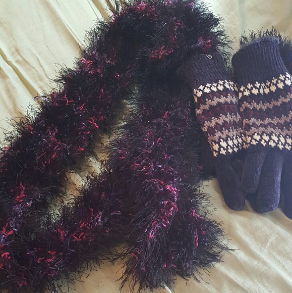 Scarf and gloves - Picture 1 of 1