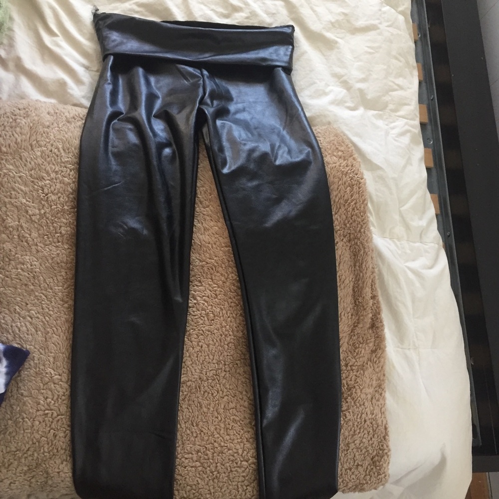 Metallic/shiny black high waisted leggings