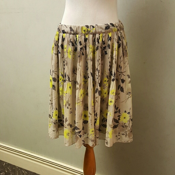 Old Navy Dresses & Skirts - Taupe floral skirt