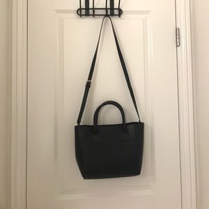 Black shoulder bag.