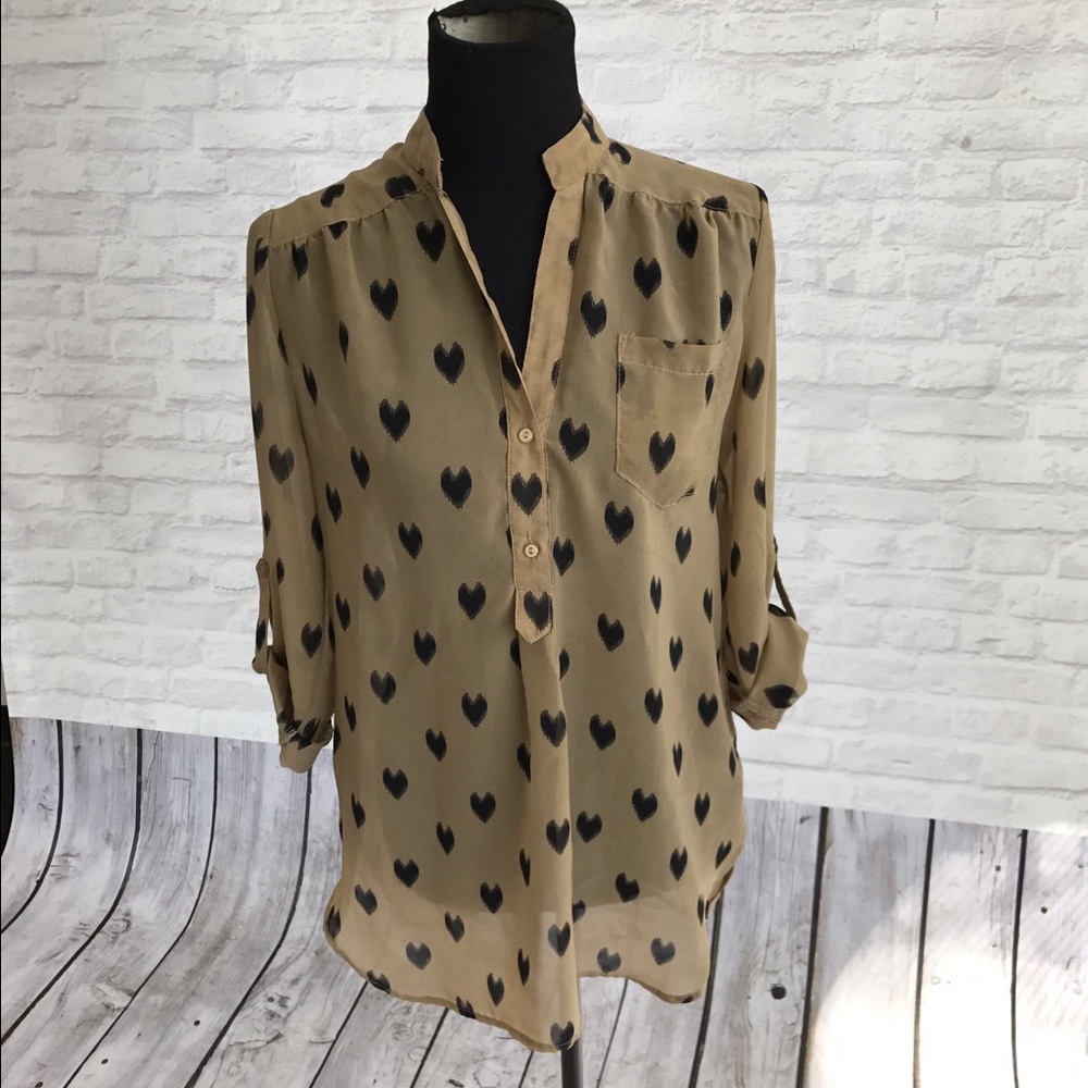 Tan heart dot top