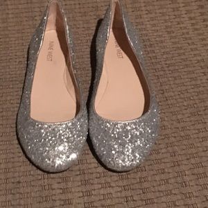 Nine West Size 7 EUC Silver Glitter Ballet Flat