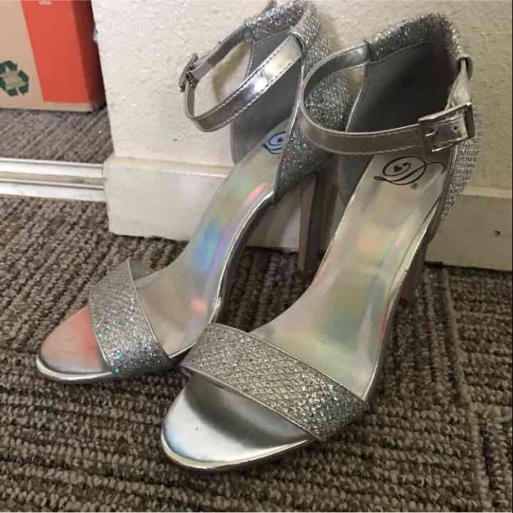Holographic heels