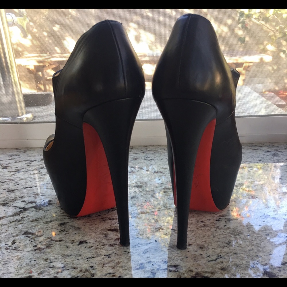 CHRISTIAN LOUBOUTIN Mary Jane Daffodil Pumps 37