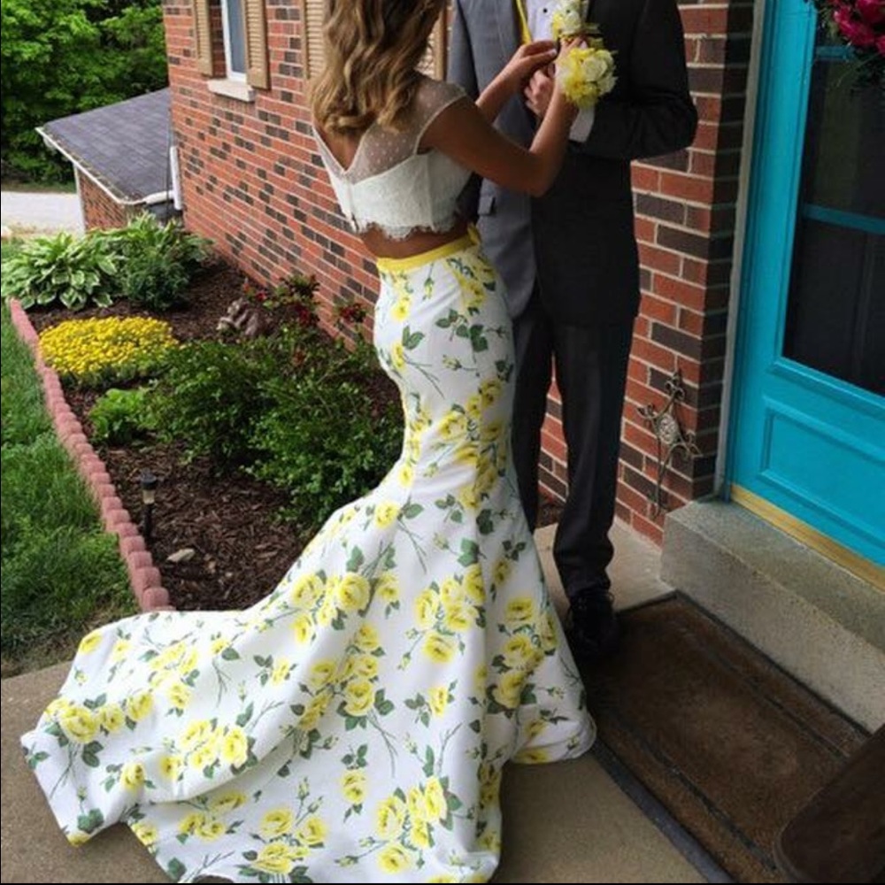 Prom dress - Picture 1 of 4