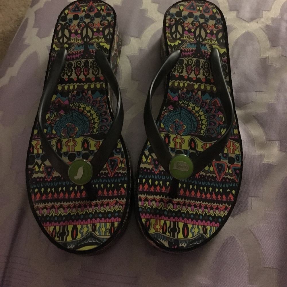 NWOT- Sak Roots flip flops