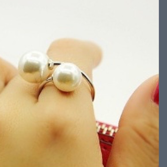 🎉 Rose Gold Colored Ring w/ Simulated Pearls Sz 8 - Picture 4 of 6