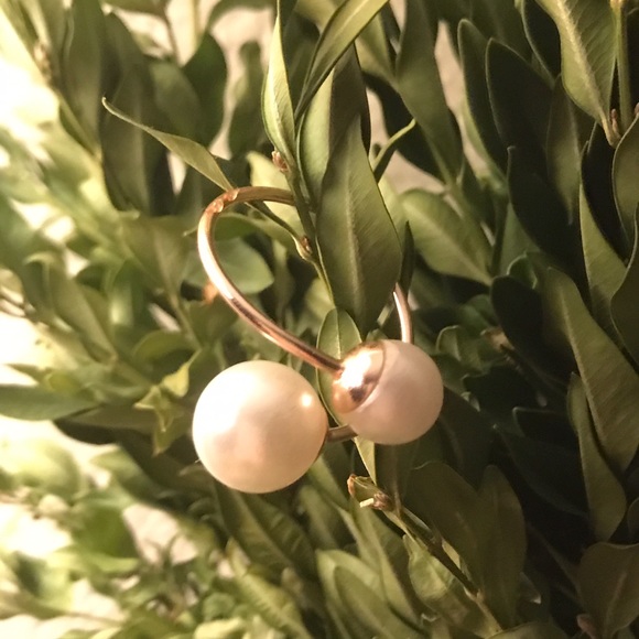 🎉 Rose Gold Colored Ring w/ Simulated Pearls Sz 8 - Picture 5 of 6