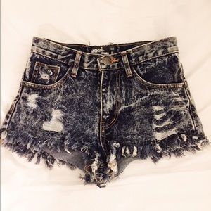 High waisted acid wash frayed denim shorts