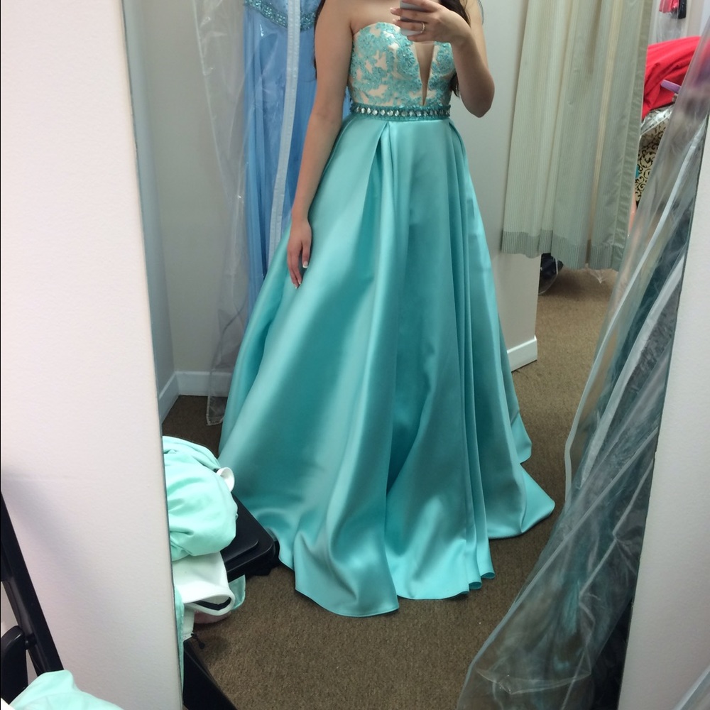 Absolutely Gorgeous PROM dress!