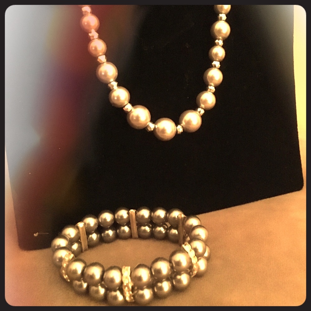 Faux gray pearl set (necklace &a bracelet)