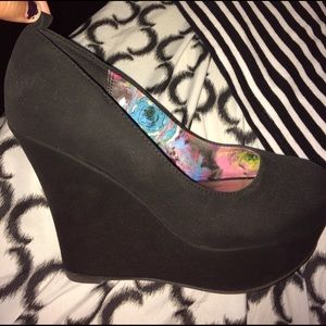 SIZE 7 BLACK SLIM WEDGES
