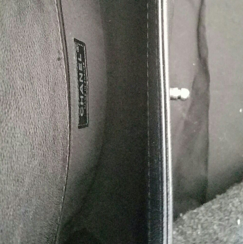 Chanel Boy Bag Medium in Caviar leather - Picture 7 of 8