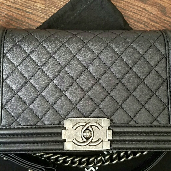 Chanel Boy Bag Medium in Caviar leather - Picture 2 of 8