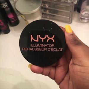 NYX illuminator in the shade RITUALISTIC