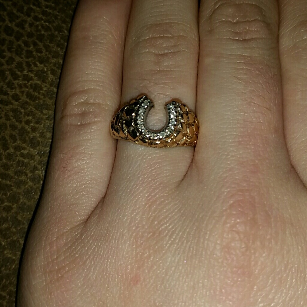 Gold band horse shoe diamond design