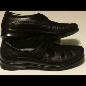 SAS Women Soft Black Leather Velcro Strap Sz 8.5 M