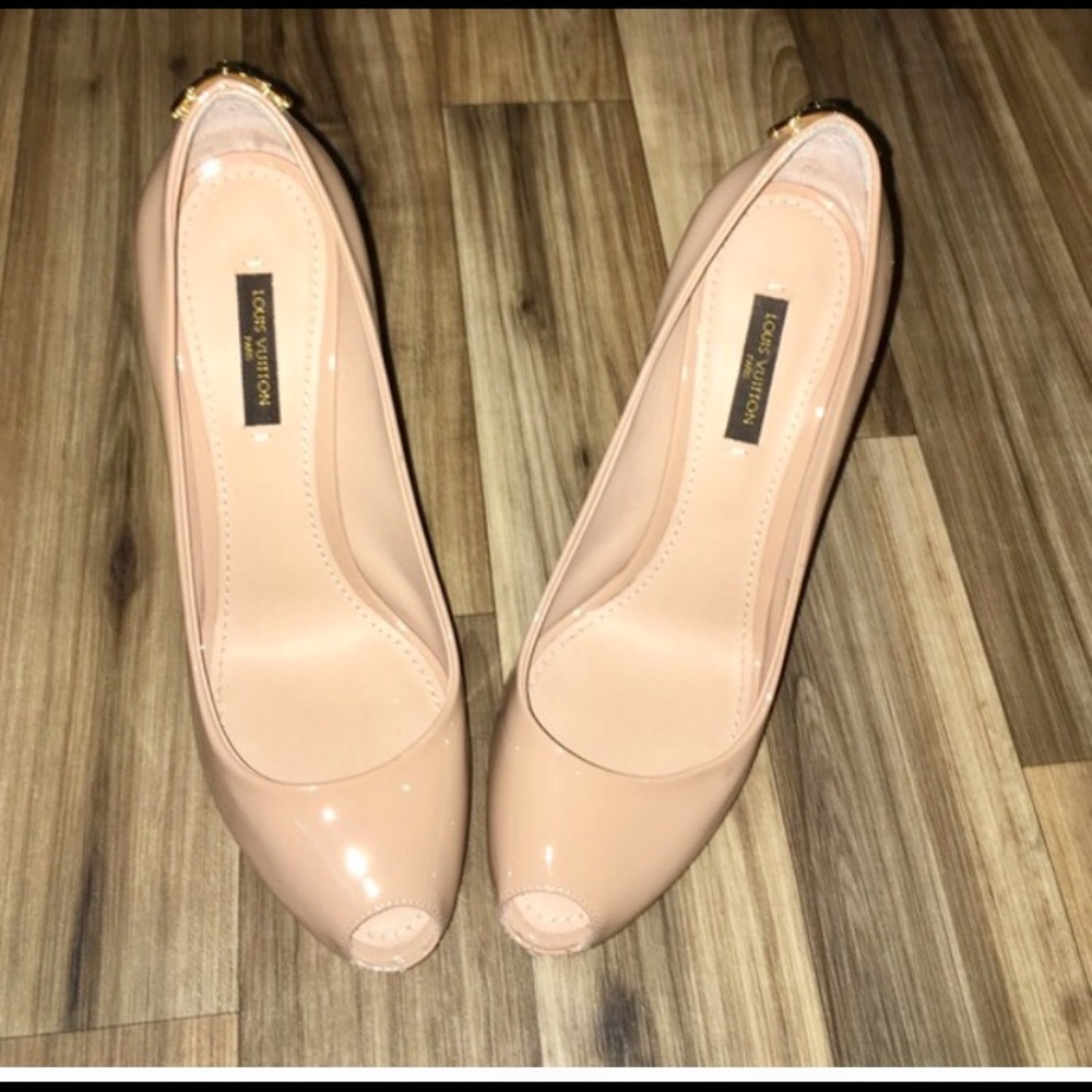 💜💜100 % Louis Vuitton patent heel 💜💜