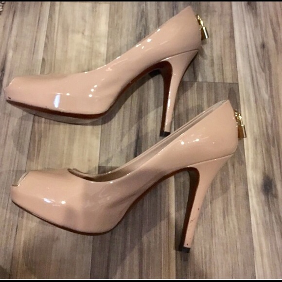 💜💜100 % Louis Vuitton patent heel 💜💜 - Picture 3 of 4