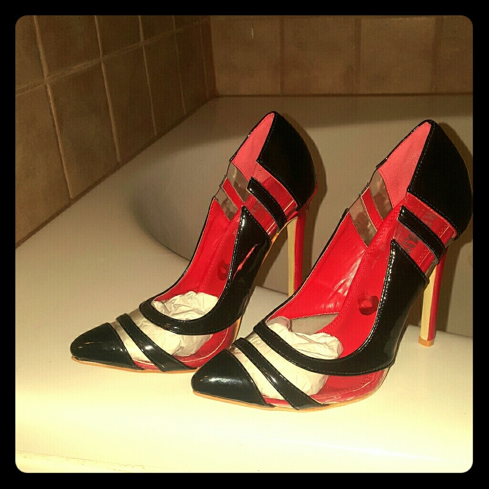 BRAND NEW/NEVER WORN! Red Kiss pumps.