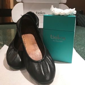 👠👠SOLD 👠👠Tieks Matte Black Size 6 - USED