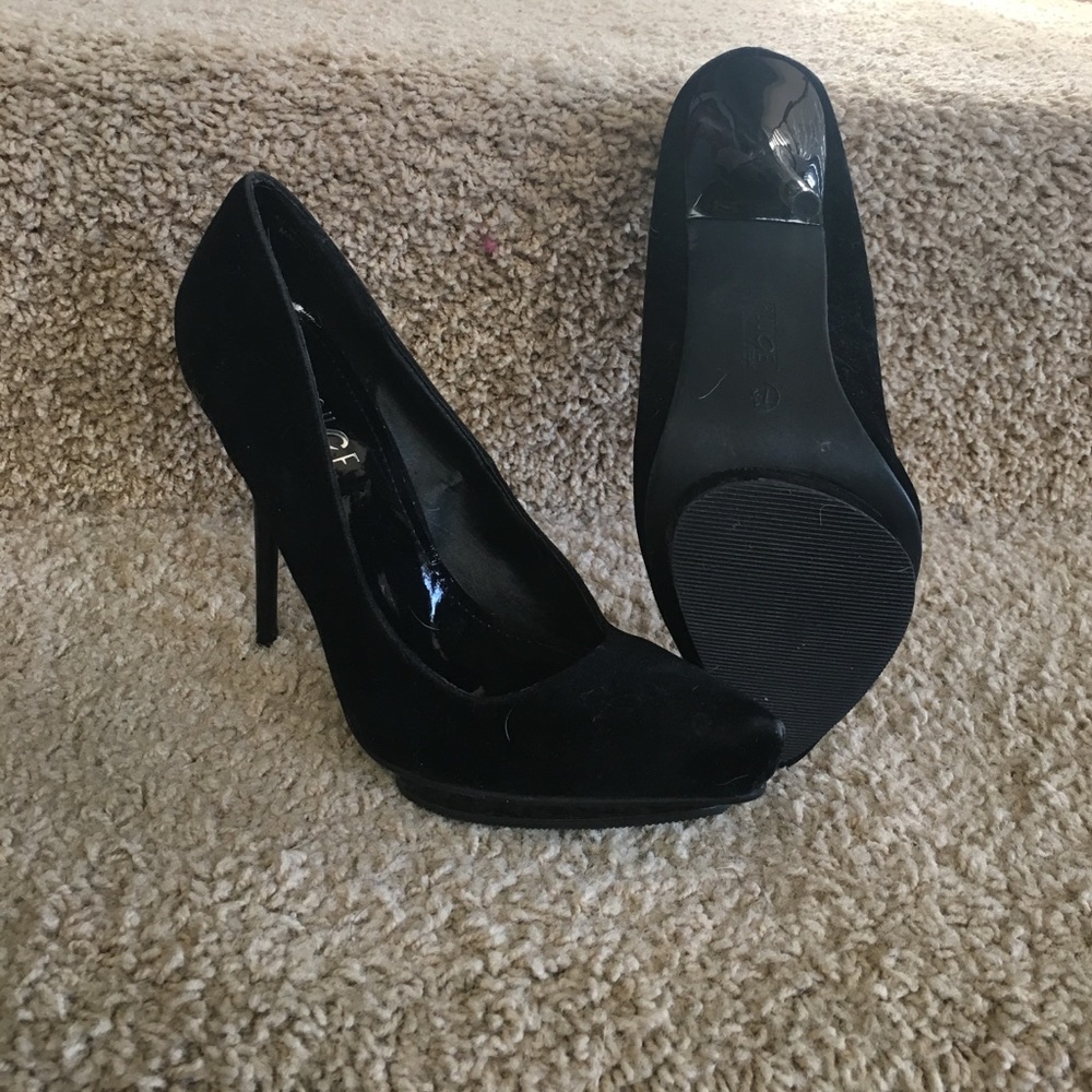 Rouge Velvet Heel