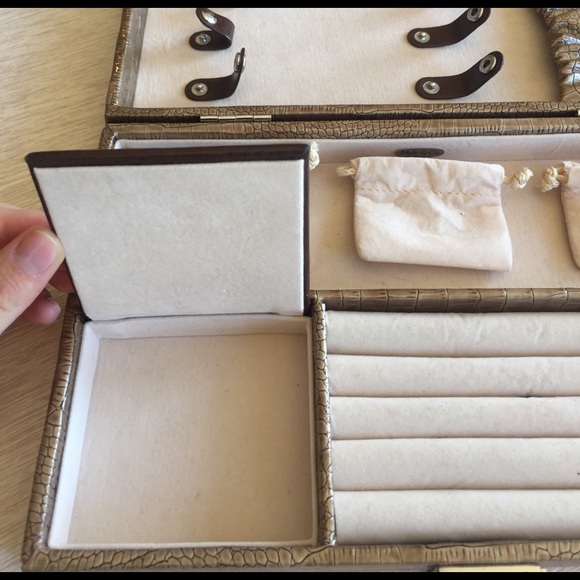 Faux alligator travel jewelry case - Picture 5 of 6