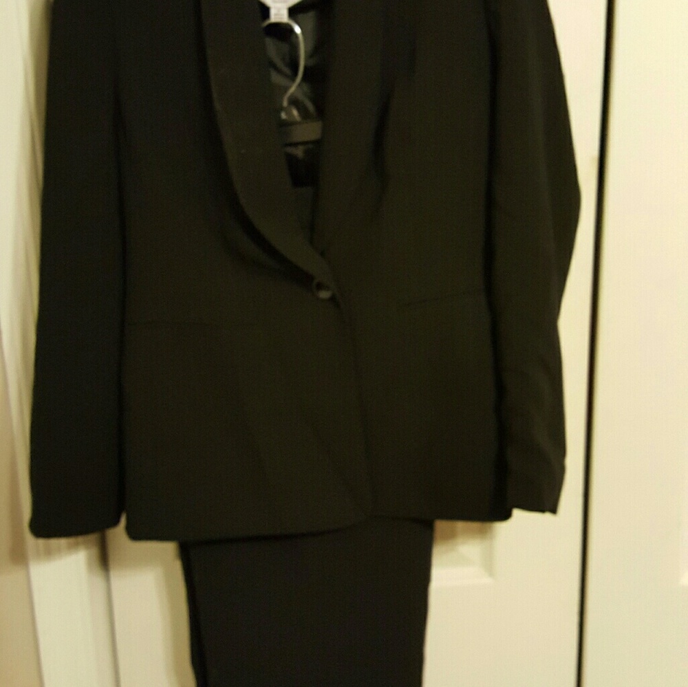 LE SUIT