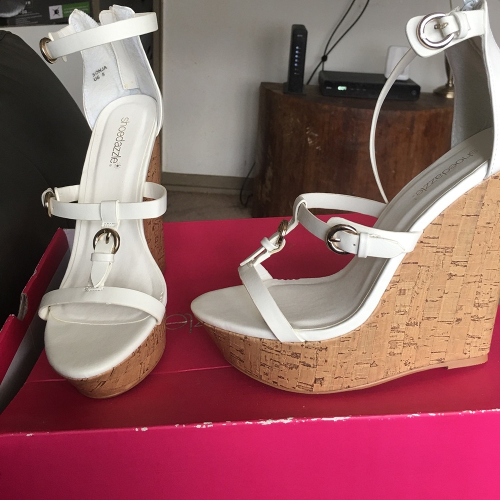 Sonja White 5 in heels brand new just tried on