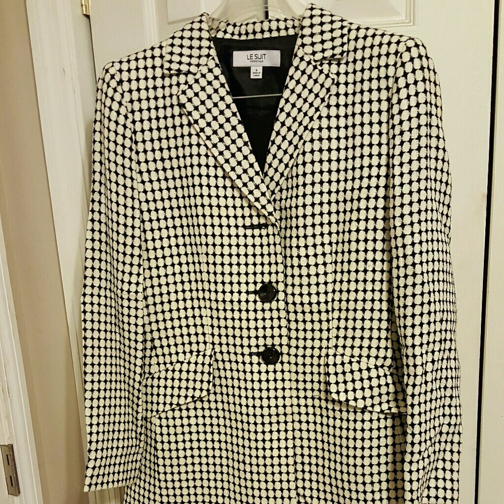 LE SUIT