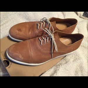 NEW CONDITION Giorgio Armani camel leather shoes.