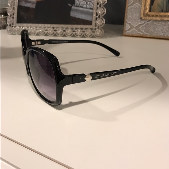 Steve Madden Accessories - Steve Madden Sunglasses