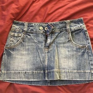 American Eagle artist fit denim skirt.