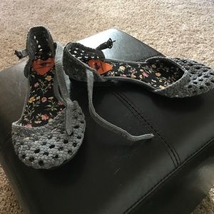 Gray crocheted flats