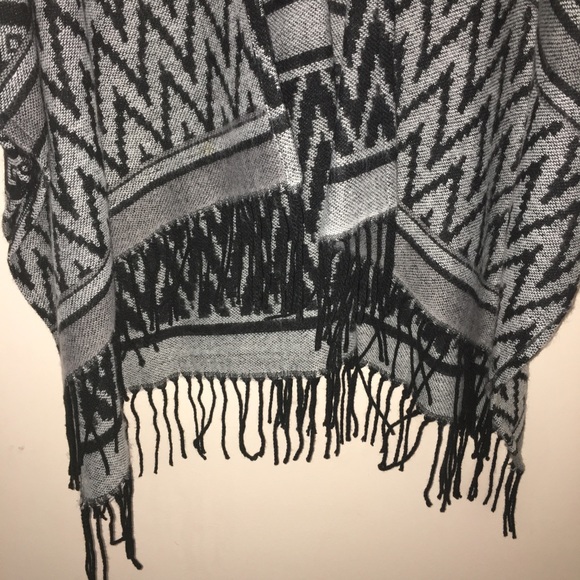 NWOT Hollister Fringe Poncho Size XS - Picture 3 of 4