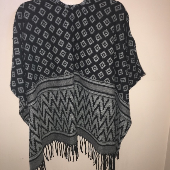NWOT Hollister Fringe Poncho Size XS - Picture 4 of 4