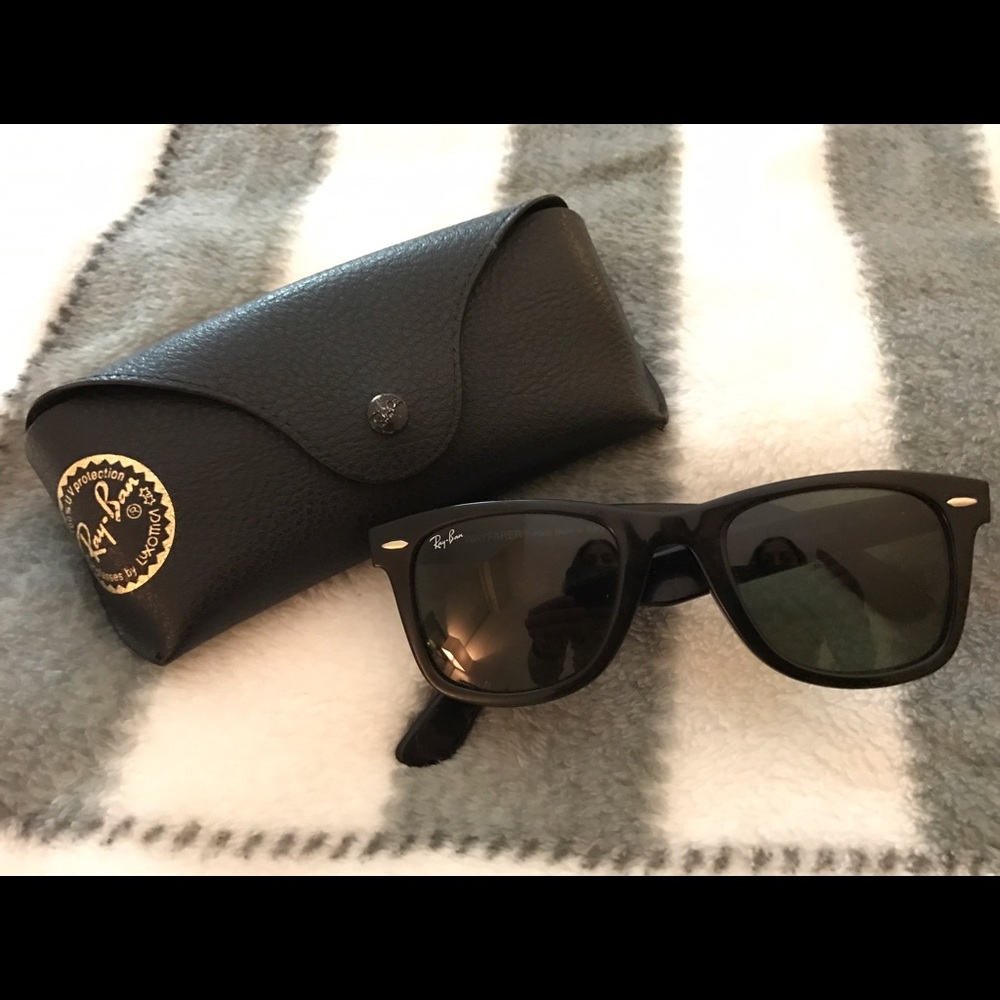 100% authentic Wayfarer Ray-ban 🕶 with case