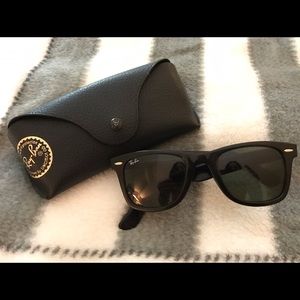 100% authentic Wayfarer Ray-ban 🕶 with case