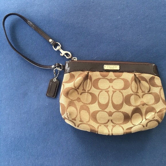 Beige coach wristlet!!! - Picture 1 of 4