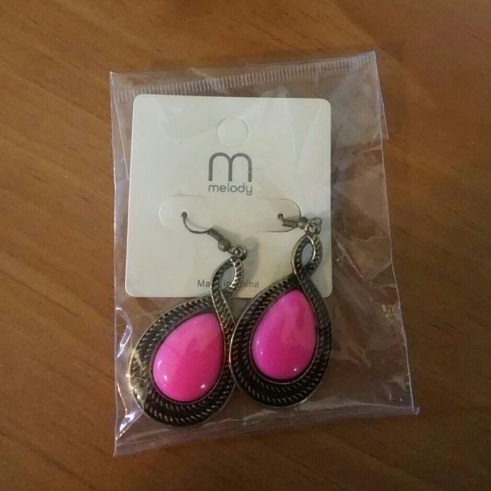 Closet Clean out Pink dangle earrings
