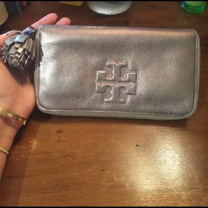 Authentic Tory burch wallet new without tags