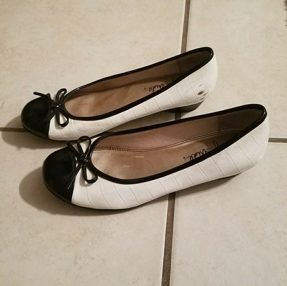 Black and white flats - Picture 1 of 1